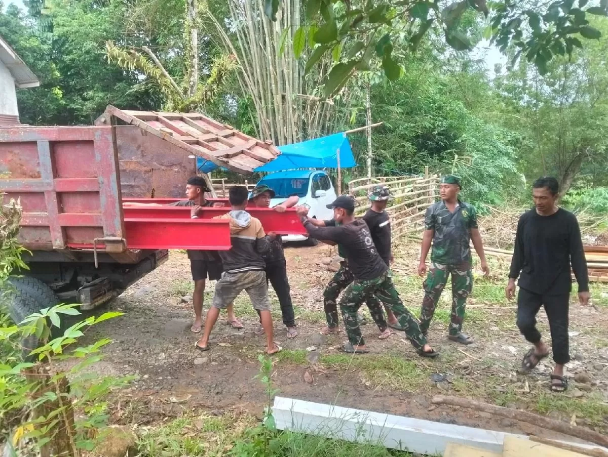 Kerangka jembatan gantung Perintis Garuda sudah sampai di lokasi sehingga pemasangan badan jembatan segera dilaksanakan dalam waktu dekat.(Foto/Ist)  