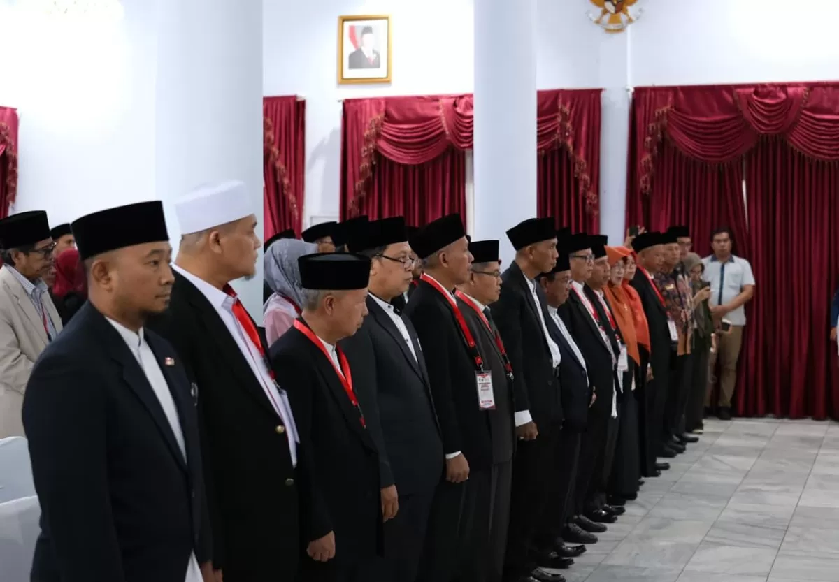 Sekda Bengkulu, Herwan Antoni melantik sejumlah Dewan MTQ Provinsi Bengkulu ke-XXXVII tahun 2026, berlangsung di rumah dinas Bupati Seluma.(Foto/Ist)    
