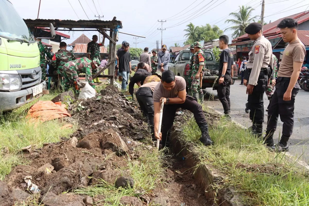 Pemkab Lebong bersama TNI dan Polri melaksanakan gotong royong pascabanjir di Desa Talang Leak, Kecamatan Bingin Kuning, Kabupaten Lebong, Bengkulu, acara hadiri bupati setempat, Azhari.(Foto/Ist) 