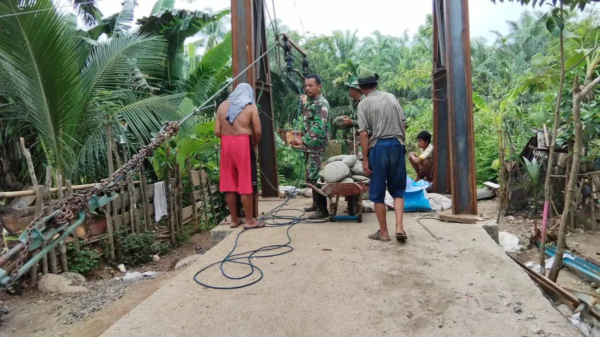 Koramil 423-03 Lais melakukan pendampingan  pembangunan jembatan gantung Garuda di Desa Pagaruyung, Kecamatan Batik Nau, Bengkulu Utara.(Foto/Ist) 