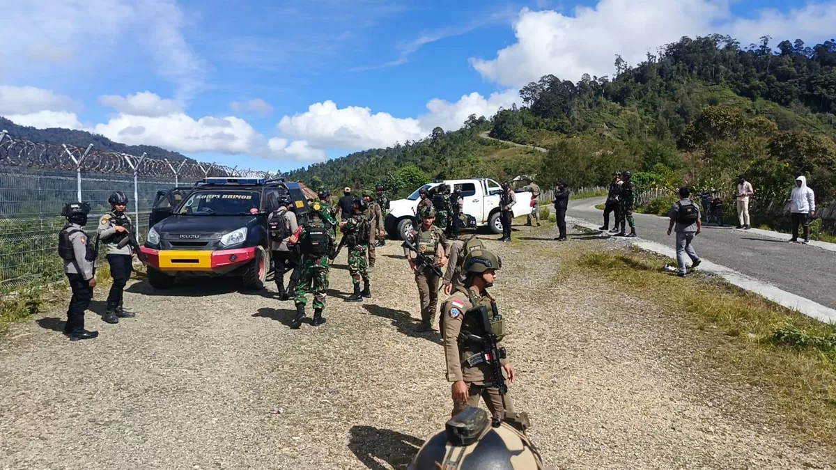 Anggota TNI dan Polri melakukan patroli gabungan Ops Damai Cartenz 2026, untuk memastiikan stabilitas keamanan terjaga baik di Sugapa, Intan Jaya, Provinsi Papua Tengah.(Foto/Ist) 