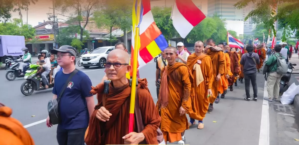 Sebanyak 57 Bhikku lintas negara menjalankan perjalanan spiritual Indonesia Walk for Peace. Jarak yang ditempuh dengan jalan kaki sejauh 666 kilometer. (Ist)