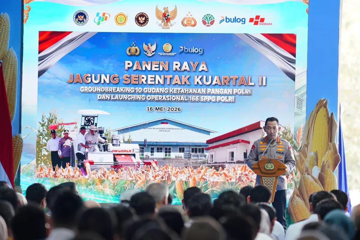 Kapolri Listyo Sigit Prabowo menyampaikan aspirasi petani kepada Presiden RI ketika acara panen raya jagung nasional di Tuban, Jawa Timur.(Foto/Ist) 