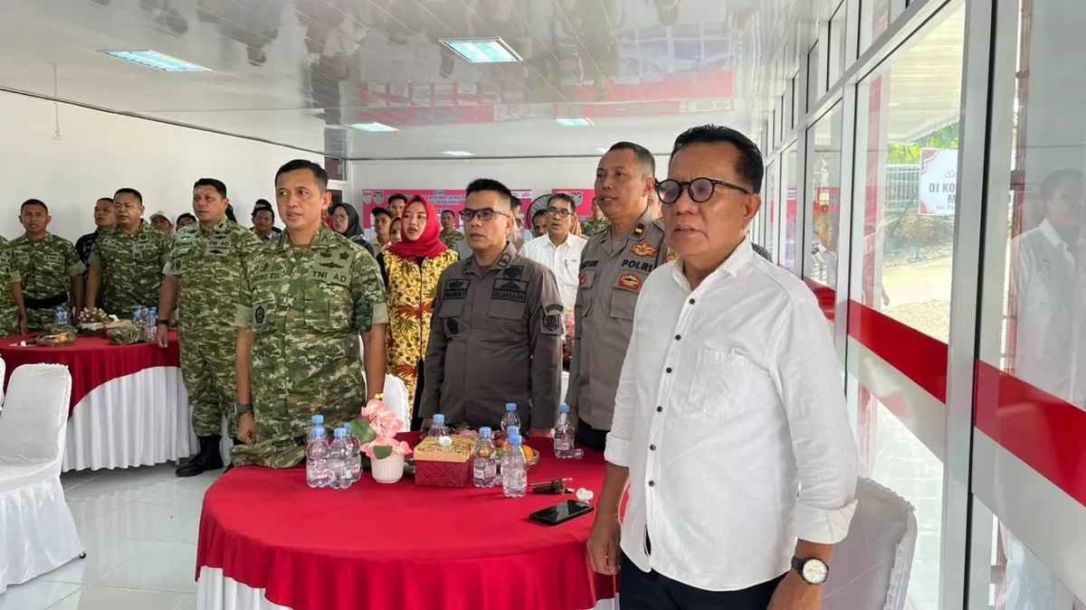 Para pejabat sipil, TNI dan Polri menyaksikan peresmian koperasi merah putih secara nasional dipusatkan di Tuban, Jatim oleh Presiden Prabowo Subianto.(Foto/Ist)