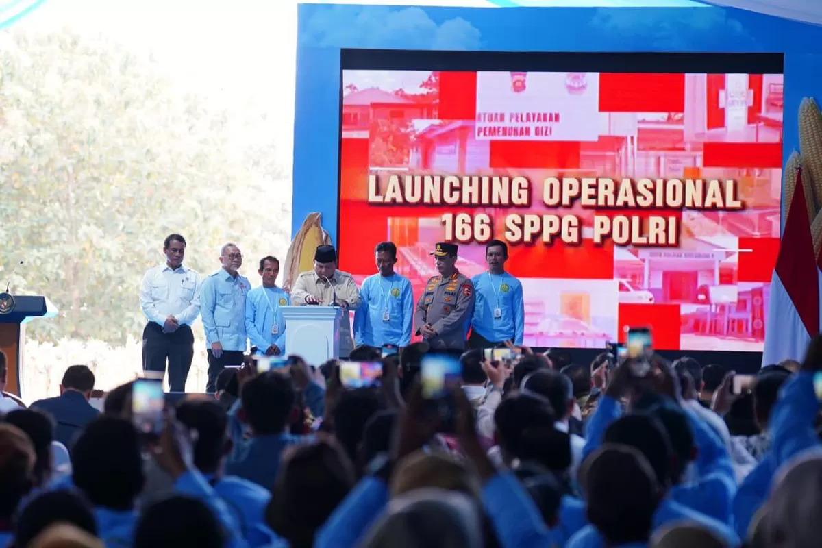 Presiden Prabowo Subianto melakukan panen raya jagung serentak kuartal II, Groundbreaking 10 gudang ketahanan Polri dan launching operasional 166 SPPG Polri di Kabupaten Tuban, Jawa Timur.(Foto/Ist)  