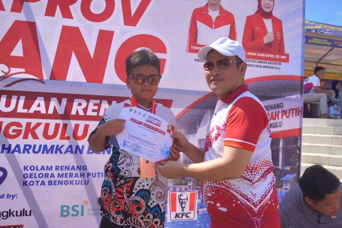 Sekda Bengkulu, Herwan Antoni menempelkan tanda peserta kejuaraan provinsi renang tahun 2026.(Foto/Ist)