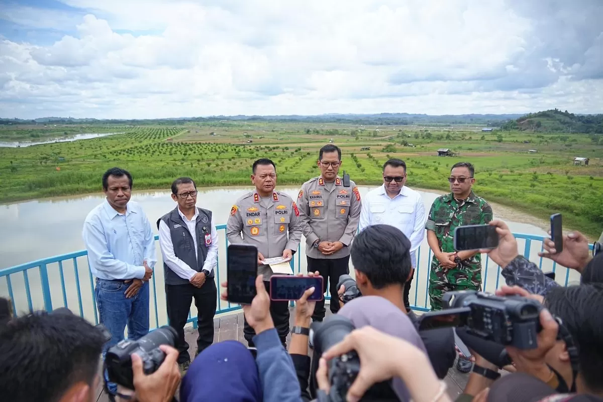 Kapolda Kaltim, Irjen Pol Endar Priantoro memberikan keterangan kepada wartawan pada acara panen raya di Kecamatan Tenggarong Seberang, Kabupaten Kutai Kartanegara.(Foto/Ist) 