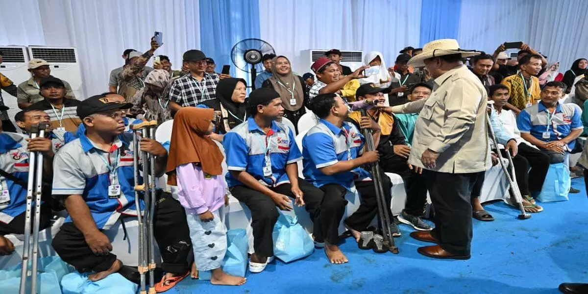 Presiden Prabowo Subianto menemui para petani saat melaksanakan panen raya jangung di Tuban, Provinsi Jawa Timur.(Foto/Ist)