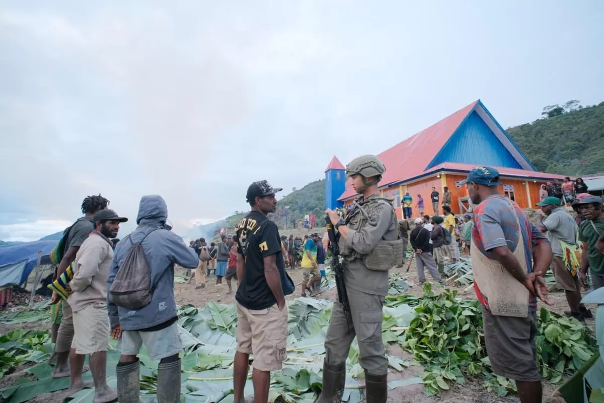sejumlah anggota Ops Damai Cartenz mengalamkan peresmian gereja di Kiwirok, Pegunungan Bintang, Papua Tengah, agar pelaksanaan ibadah berjalan aman dan penuh kedamaian.(Foto/Ist)  