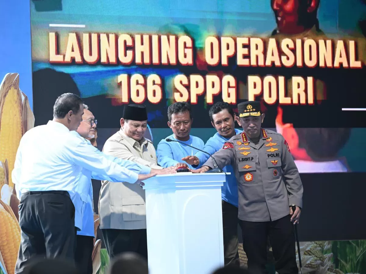 Presiden Prabowo melakukan Groundbreaking 10 Gudang Pangan dan Luncurkan 166 SPPG Milik Polri pada acara panen raya jagung di Tuban, Jawa Timur.(Foto/Ist)  