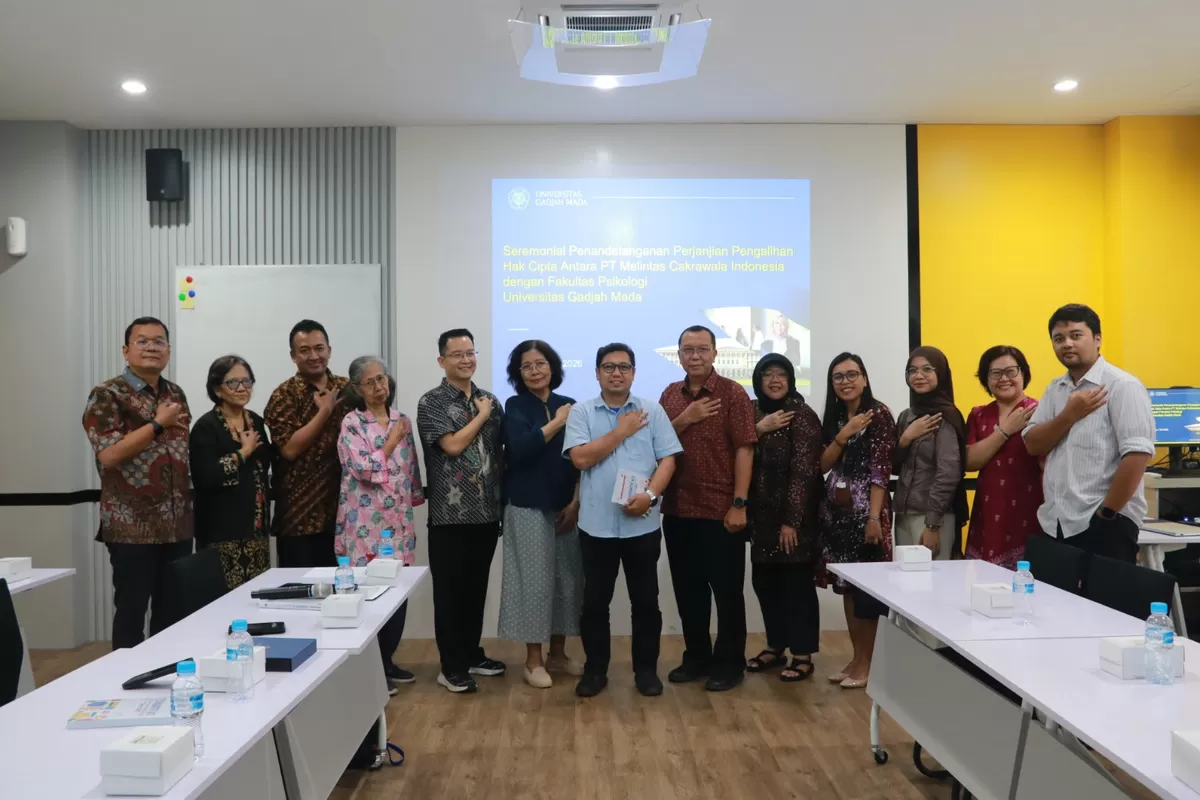 Serah terima AJT dari PT MCI  Dok. Humas UGM