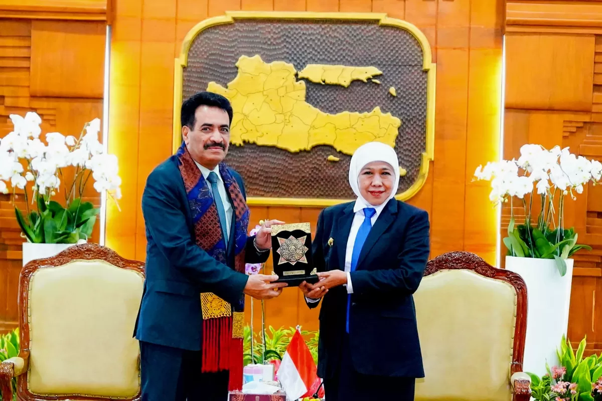 Duta Besar Luar Biasa dan Berkuasa Penuh Republik Yaman untuk Indonesia, H.E. Mr. Salem Ahmed Abdulrahman Balfakeeh, bertukar cindera mata dengan Gubernur Jatim Khofifah Indar Parawansa. (Ist)