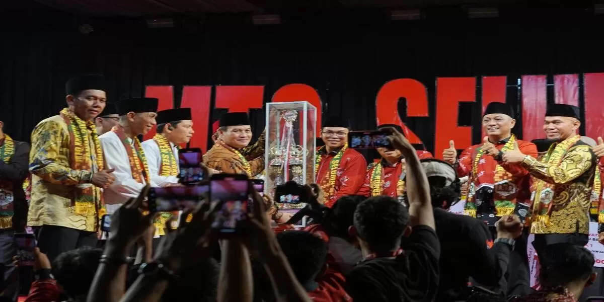 Sekda Bengkulu, Herwan Antoni menyerahkan tropi bergilir kepada Seluma Tedy Rahman sebagai juara umum dan sekaligus tuan rumah MTQ XXXVII tahun 2026 tingkat Provinsi Bengkulu.(Foto/Ist)   