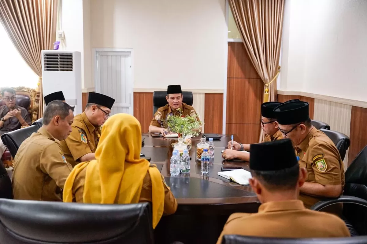 Sekda Bengkulu, Herwan Antoni menggekar rapat bersama instansi terkait dan Ketua KONI Bengkulu, Teuku Zulkarnain persiapan pelaksanaan POPDA 2026 di daerah ini.(Foto/Ist)  