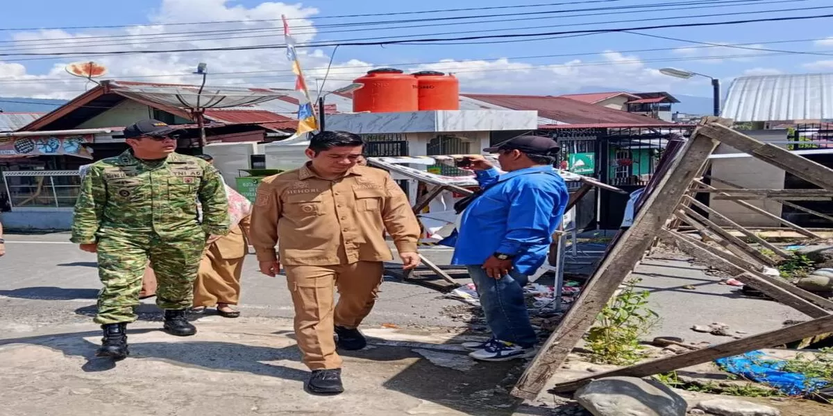 Komandan Kodim (Kodim) 0409 Rejang Lebong, Letkol Inf Agung Lewis Oktorada bersama Plt Bupati Rejang Lebong, Hendri  meninjuau jalan amblas di Talang Rimbo untuk segera dilakukan perbaikan.(Foto/Ist)