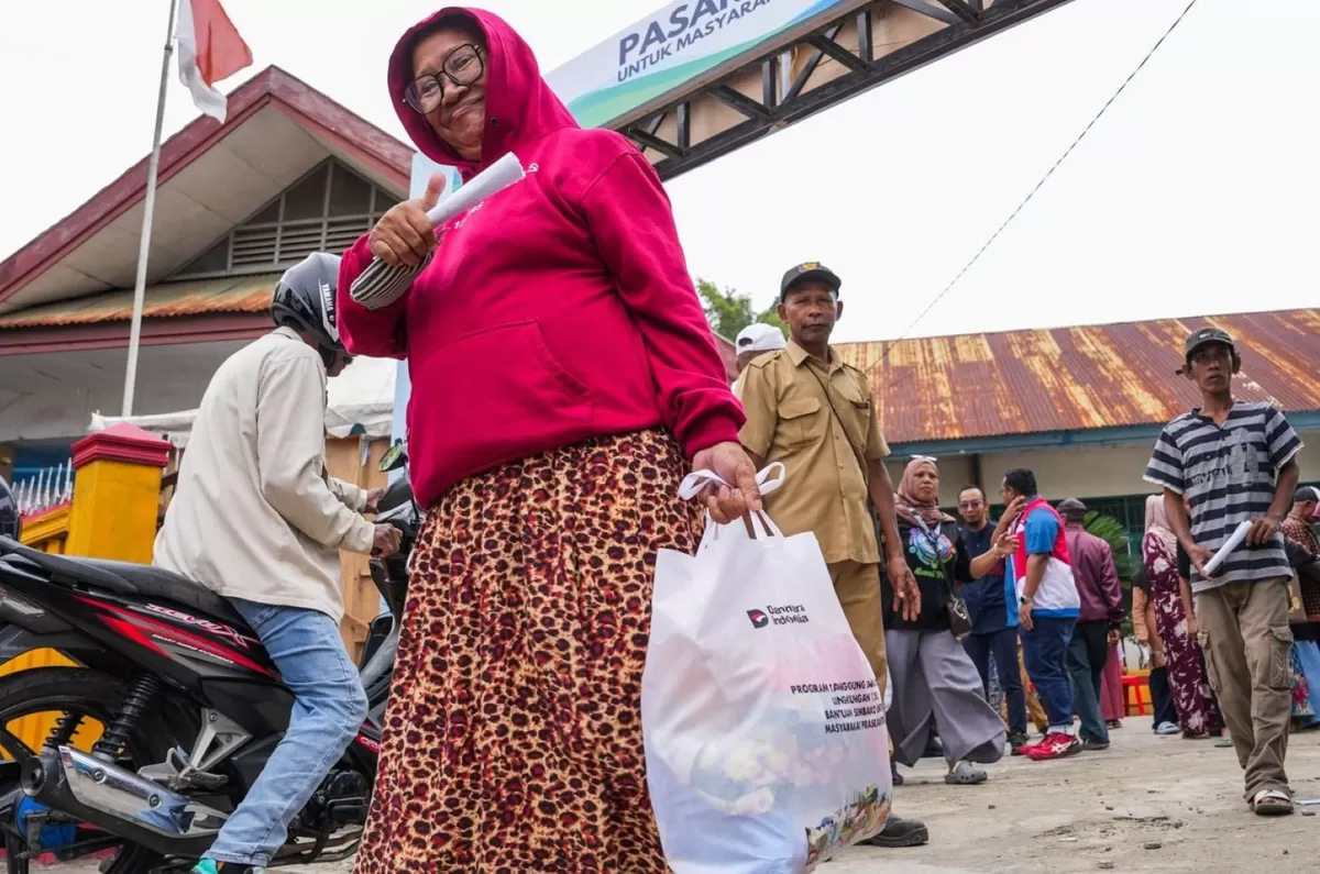 Masyarakat di sekitar wilayah operasional perusahaan di Kota Kendari, Sulawesi Tenggara menerima paket sembako bersubsidi. (Ist)