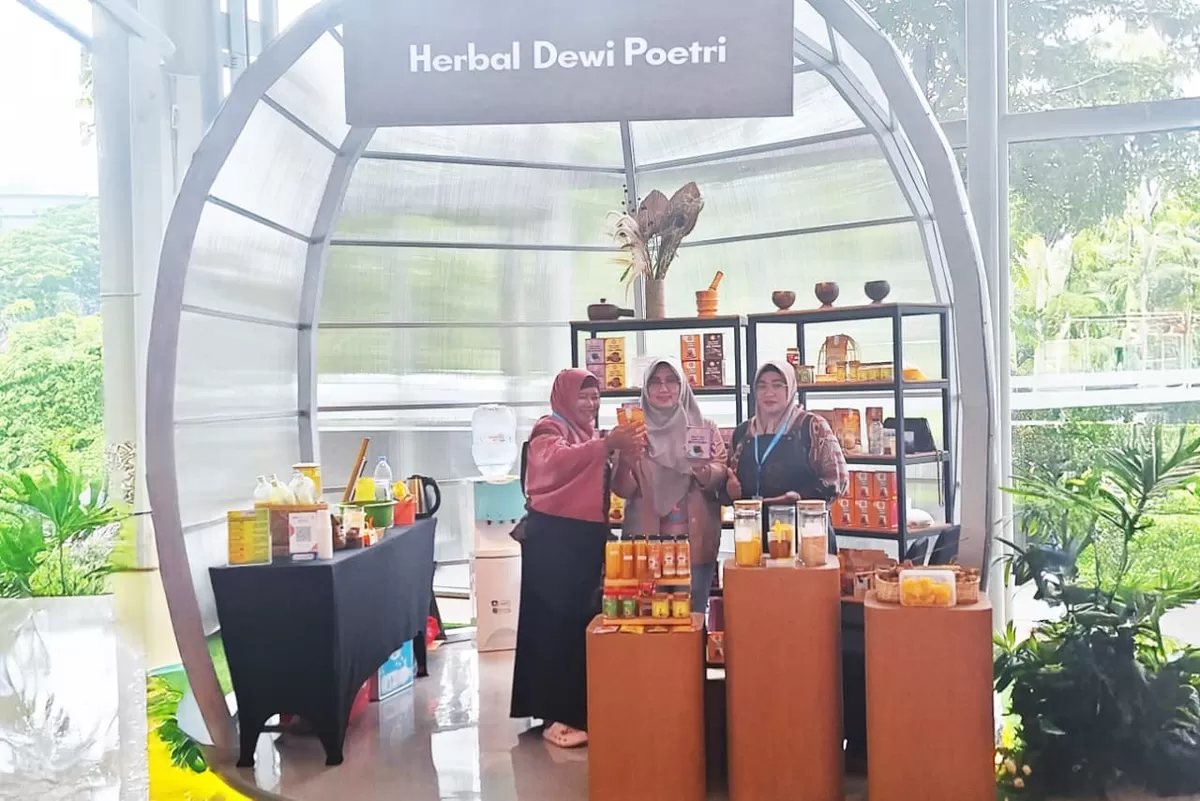 Program Mekaarpreneur yang dijalankan oleh PT Permodalan Nasional Madani atau PNM. Program tersebut tidak hanya berfokus pada pembiayaan, tetapi juga mendorong pengusaha ultra mikro agar naik kelas.