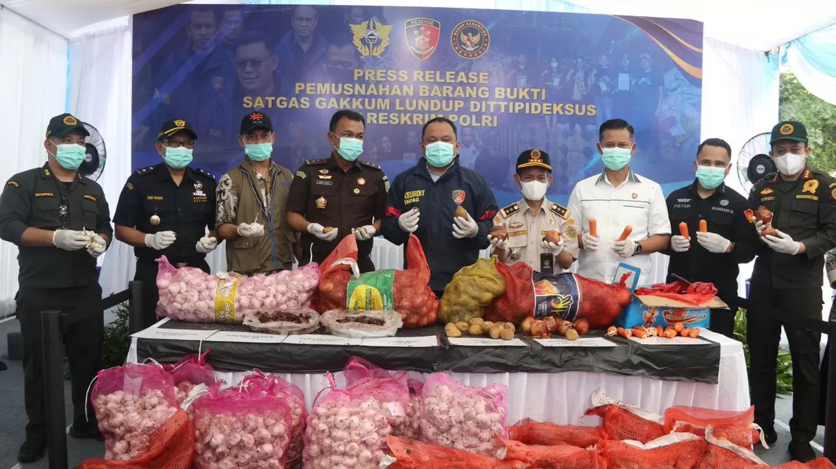 Dalam rangka menegakan hukum puluhan ton bawang ilegal masuk dari jalan tikus perbatasan Malaysia dimusnahkan Bareskrim Polri.(Foto/Ist) 