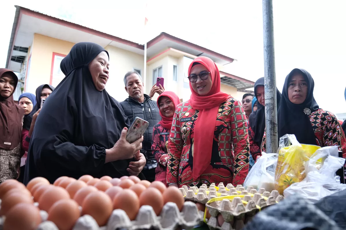 Bupati Gowa, Sitti Husniah Talenrang meninjau pasar murah yang digelar Dinas Ketahanan Pangan Kabupaten Gowa di Halaman Kantor Camat Somba Opu, Kamis (21/5). (Ist)
