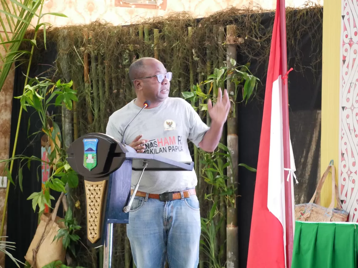 Ketua Komnas HAM Papua, Frits Ramandey, menjadi pembicara utama dalam Rapat Pleno Dewan Adat se-Tanah Papua yang digelar di Kabupaten Wasior, Kabupaten Teluk Wondama, Papua Barat, pada 19&ndash;21 Mei 2026 (Istimewa)
