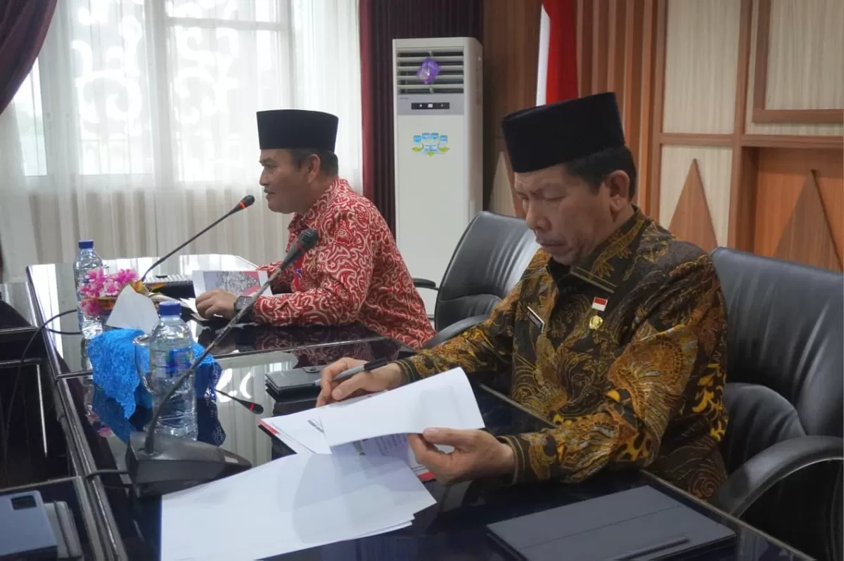 Sekda Bengkulu, Herwan Antoni (kiri) didampingi Kepala Bapenda Bengkulu, Herdianto memimpin rapat peningkatan pendapatan asli daerah (PAD) lewat optimalisasi penerimaan pajak pertambangan.(Foto/Ist)