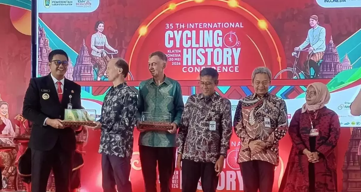 Penyerahan cendera mata olehg Bupati Klaten Hamenang (ist) 