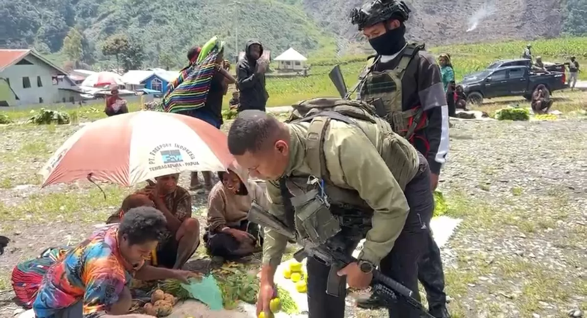 Satgas OPs Damai Cartenz melakukan patroli hunanis dengan menyapa tukang ojek dan pedagang  kawasan Puncak Jaya.(Foti/Ist)