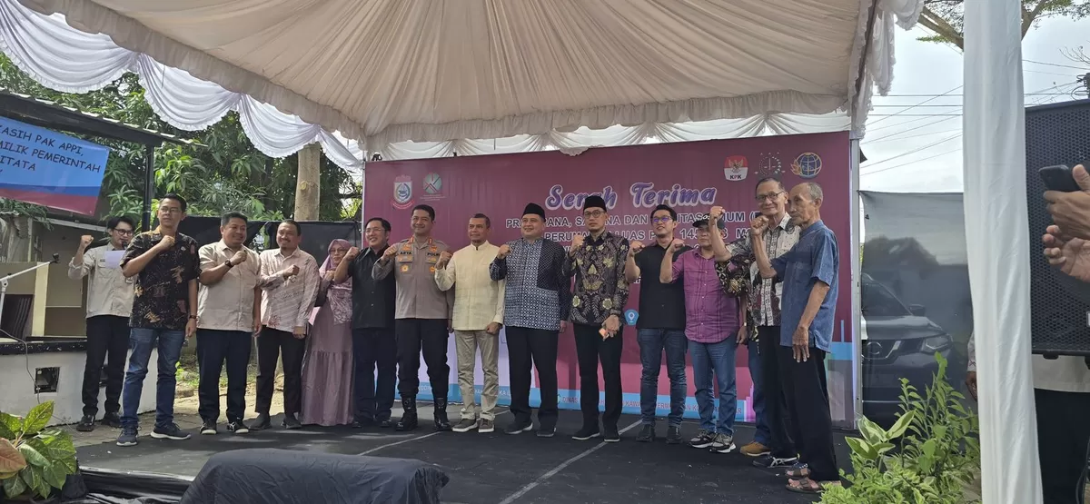 Wali Kota Makassar Munafri Arifuddin foto bersama  Direktur Utama PT GMTD Tbk, Ali Said dan jajaran direksi usai penyerahan Prasarana, Sarana, dan Utilitas Umum (PSU) kepada Pemerintah Kota Makassar. 