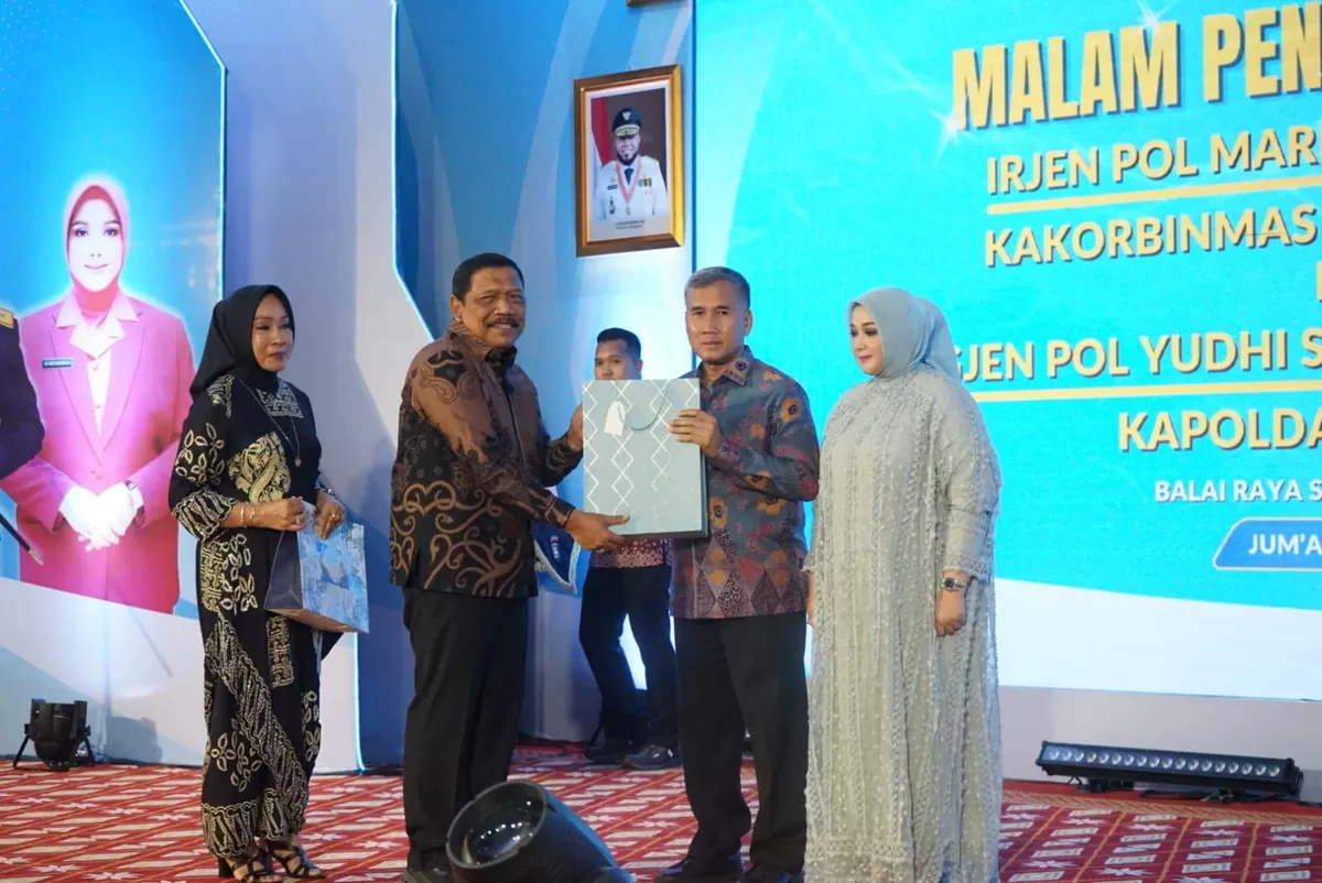 Gubernur Bengkulu, Mian dan istri menyerahkan cindra mata kepada mantan Kapolda Bengkulu, Irjen Mardiyono pada acara pisa sambut di Balai Raya Semarak Bengkulu. (Foto/Ist) 