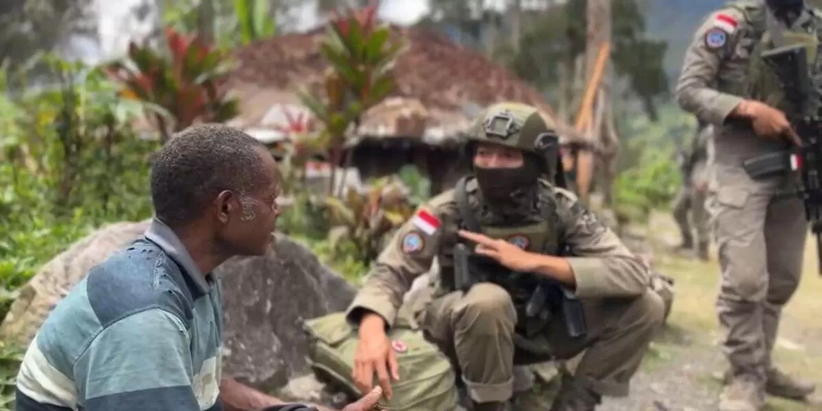Satgas Ops Damai Cartenz dilakukan secara humanis di Distrik Sinak, Papua Pengunangan guna mempererat hubungan dengan masyarakat setempat.(Foto/Ist)  