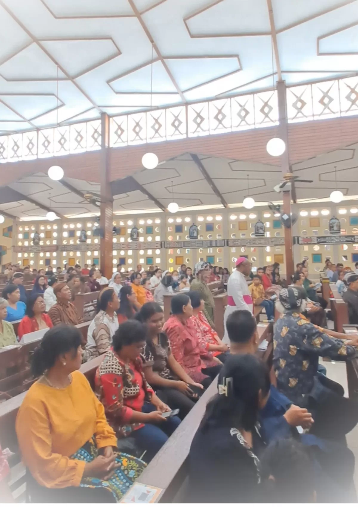 Uskup Jayapura, Yanuarius Teofilus Matopai You, Pr, turut hadir dalam Misa Pentakosta Paguyuban Jawa Katolik (Roberth)