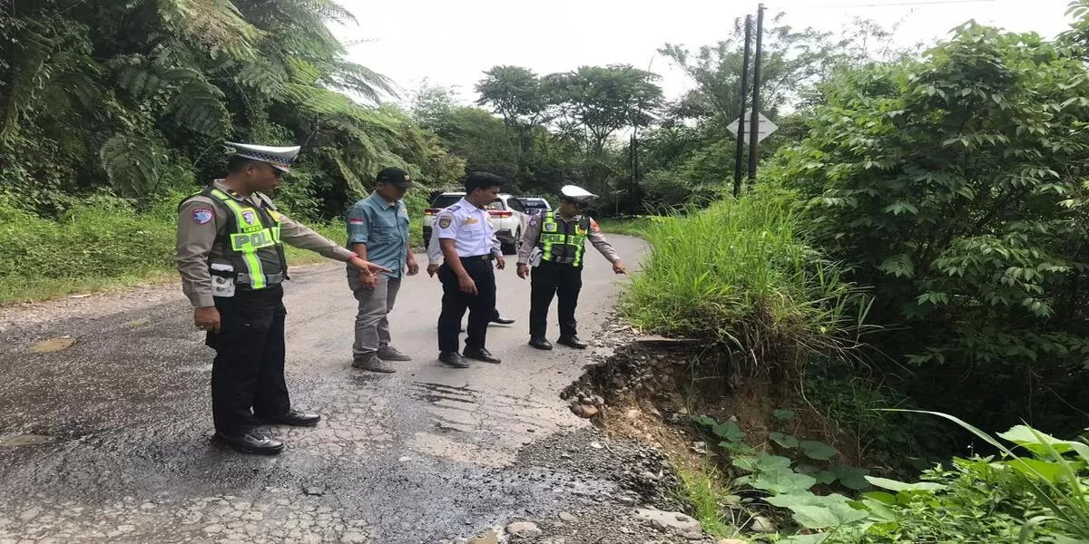 Satlantas Polres Lebong bersama Bina Marga, Dinas PUPR  setempat survei titik jalan rusak di pada ruas jalan provinsi  di Kecamatan Rimbo Pengadang dan Lebong Selatan.(Foto/Polres Lebong)