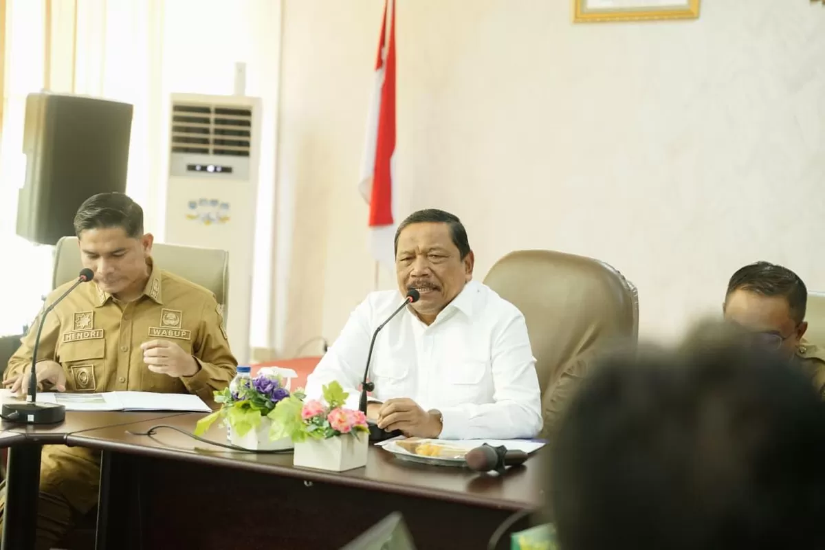 Wagub Bengkulu, Mian dan Plt Bupati Rejang Lebong, Hendri Praja pimpin rapat terbatas membahas peningkatan jalan provinsi di wilayah tersebut.(Foto/Ist)