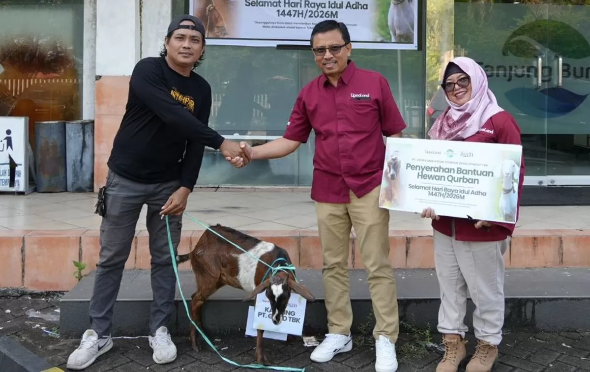 GMTD menyerahkan lima ekor kambing kepada lima masjid di kawasan Tanjung Bunga, yakni Masjid Nurul Iman, Masjid Jami&rsquo; Baiturrahman, Masjid Al Bilal, Masjid Nur Ilham, dan Masjid Nurul Insyaf. (Ist)