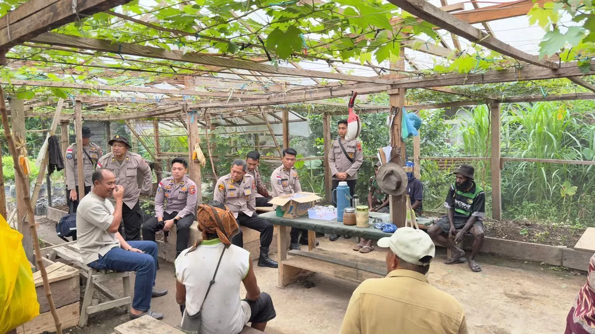 Ops Damai Cartenz Berbagi Kasih dengan menyalurkan bantuan sosial dan pelayanan kesehatan kepada warga pelosok di Timika, Provinsi Papua Tengah.(Foto/Ist) 