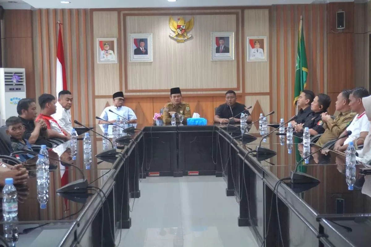 Sekda Bengkulu, Herwan Antoni (tengah) dampingi Ketua Umum KONI Bengkulu, Teuku Zulkarnain dan Ketua Perbakin Bengkulu, Jeffri melepas atlet berbakin  mengikuti pemusatan latihan di  Jakarta.(Foto/Ist