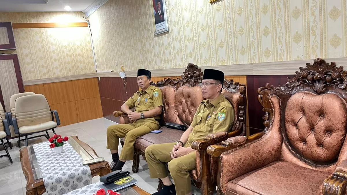 Asisten III Pemprov Bengkulu, Nandar Munadi (kiri) Nandar Munadi mengikuti rapat zoom meeting penyerahan bantuan sapi kurban dari Presiden untuk Bengkulu secara daring.(Foto/Ist)  