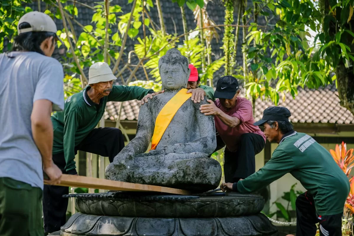 petugas memindahkan unfinished Budha ke tempat asalnya di lapangan Kenari dok. humas InJourney Mangement