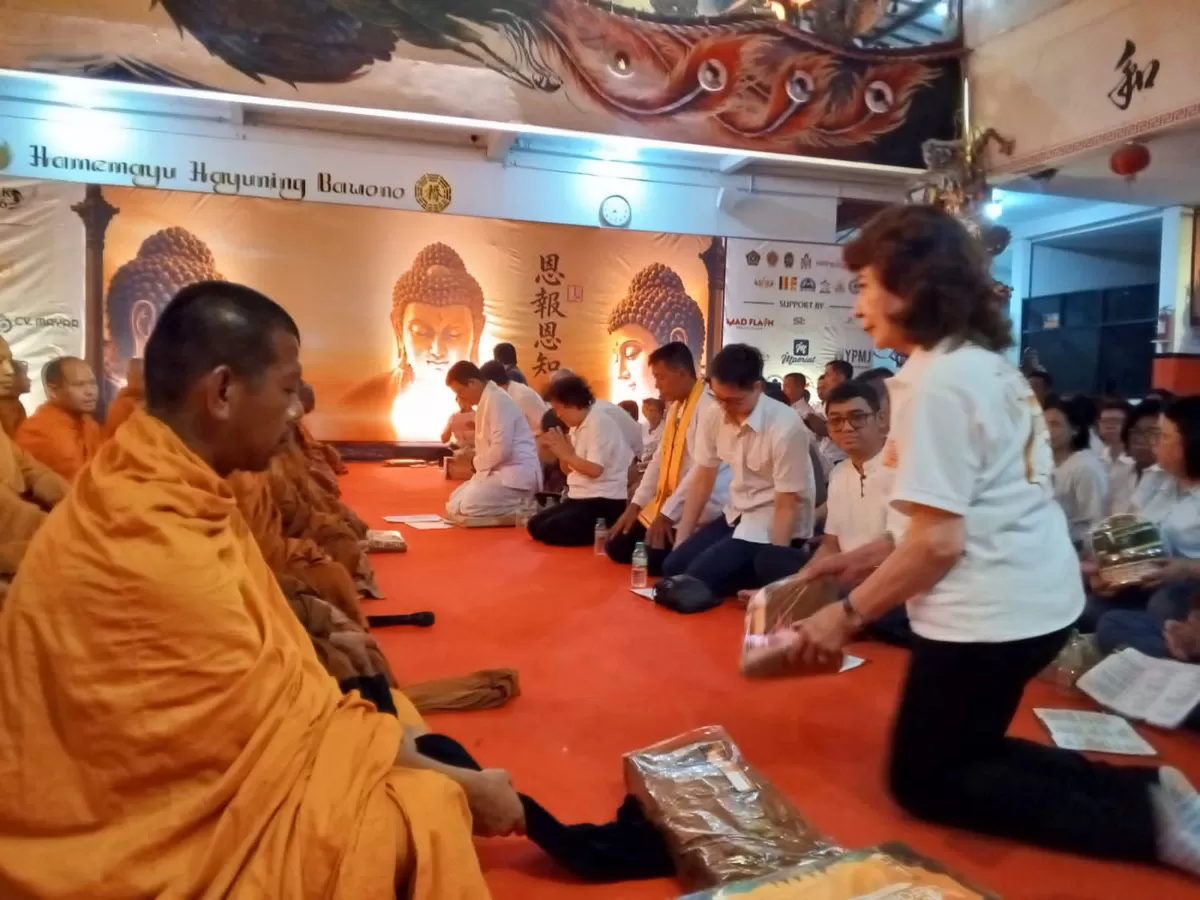 Tokoh Tionghoa Yogyakarta, Ellyn Subiyanti mewakili PSMTI saat menyerahkan jubah kepada Bhikku Thailand (ist)
