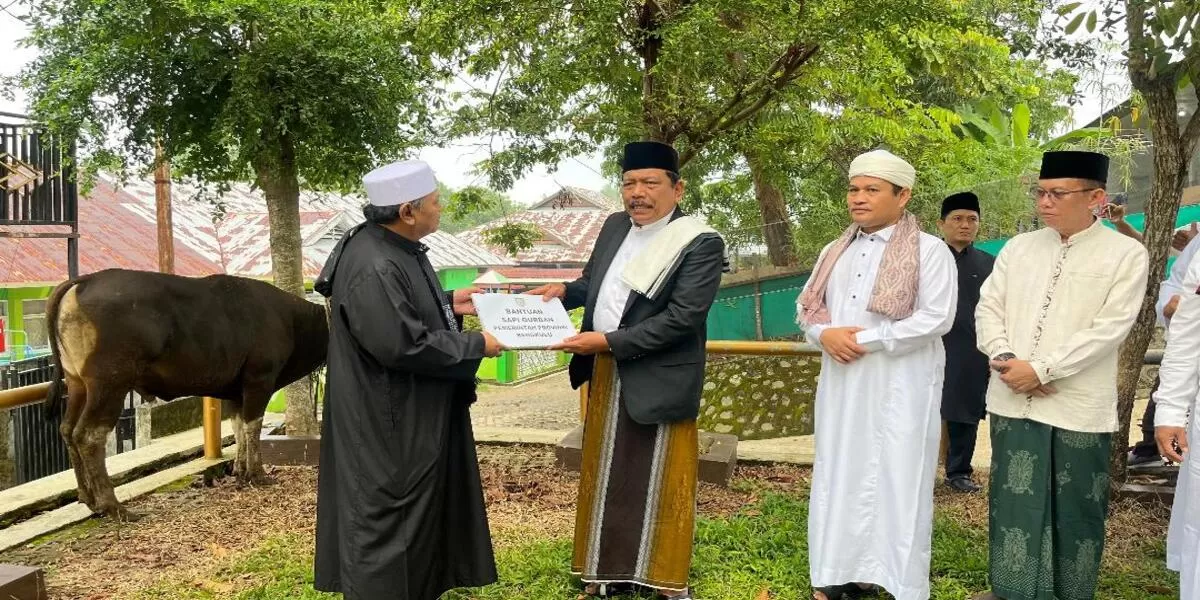 Wagub Bengkulu, Mian didampingi Sekda Herwan Antoni dan Asisten III Pemprov Bengkulu, Nandar Munadi menyerahkan bantuan dua ekor sapi kurban kepada pengurus Masjid Baitul Izzah, Bengkulu.(Foto/MC Bkl)