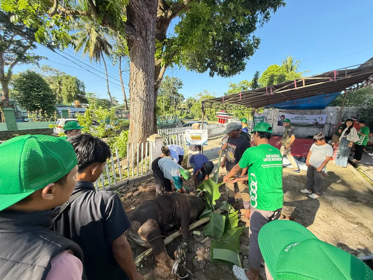 DPD RI Bengkulu bagikan ratusan paket daging kurban kepada warga  pada Hari  Rayq IdulAdha 1447 Hijriah. (Foto/DPD RI Bengkulu)