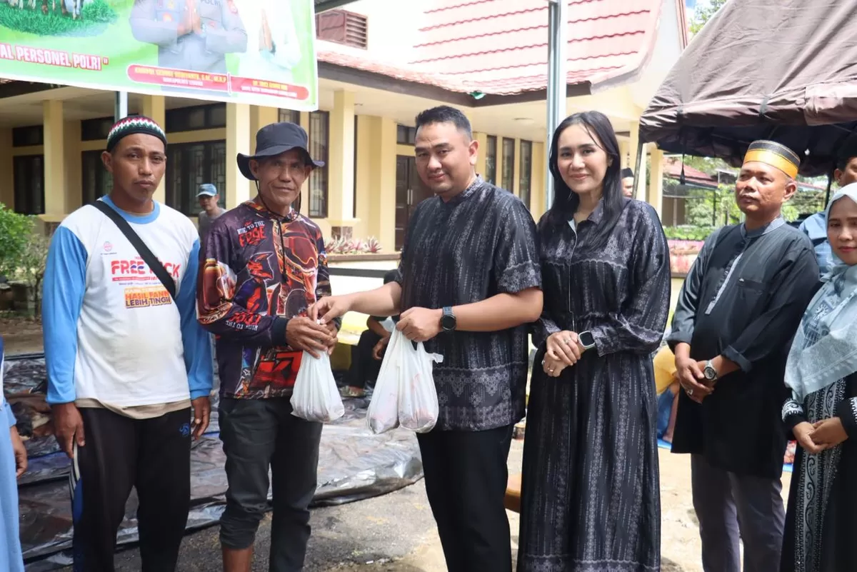 Kapolres Lebong AKPB  Agoeng Ramdhani membagikan daging hewan kurban kepada masyarakat di wilayah tersebut.(Foto/Polres Lebong).