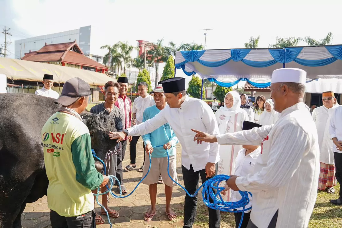 Polda Jateng bagikan 2.856 paket daging kurban untuk warga, pesantren, dan kaum dhuafa jelang Hari Bhayangkara ke-80.