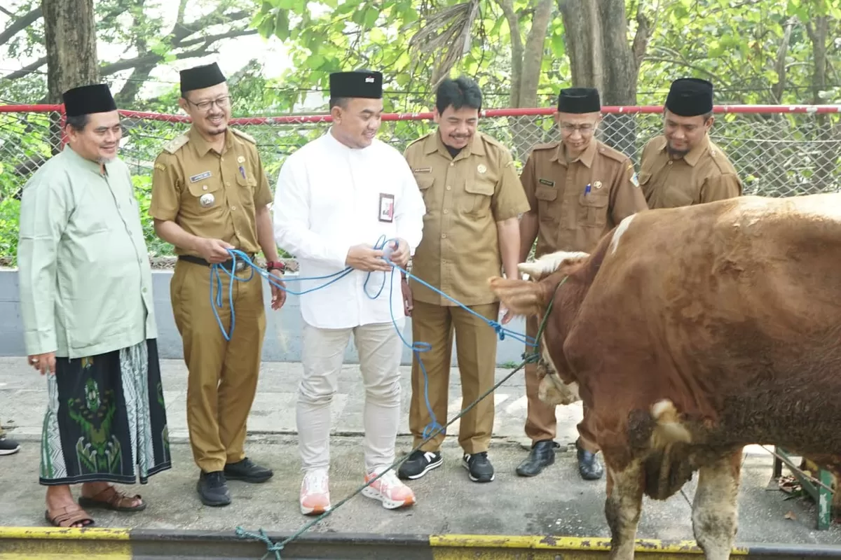 GM of CSR, SIG Edy Saraya (ketiga kiri) bersama penerima hewan kurban dari Kelurahan Gending, Singosari, Sidomoro, Segoromadu, Sidorukun, dan Kramatinggil, Kabupaten Gresik, Jawa Timur.
