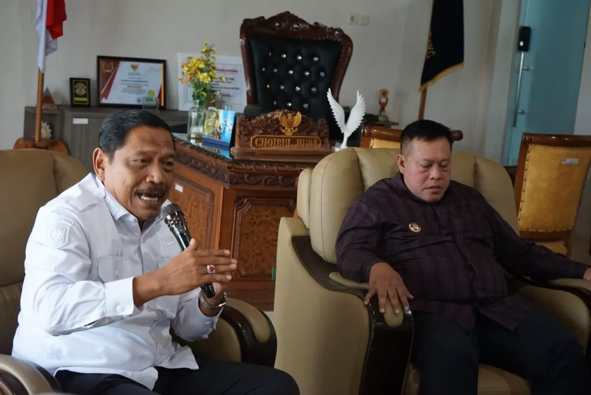 Wagub Bengkulu, Mian didampingi Bupati Mukomuko, Choirul Husa menyampaikan arahan saat pimpin rapat di ruang kerja bupati, Jumat 29 Mei 2026. Rapat membahas penyelesai dua proyek strategis.(Foto/Ist)