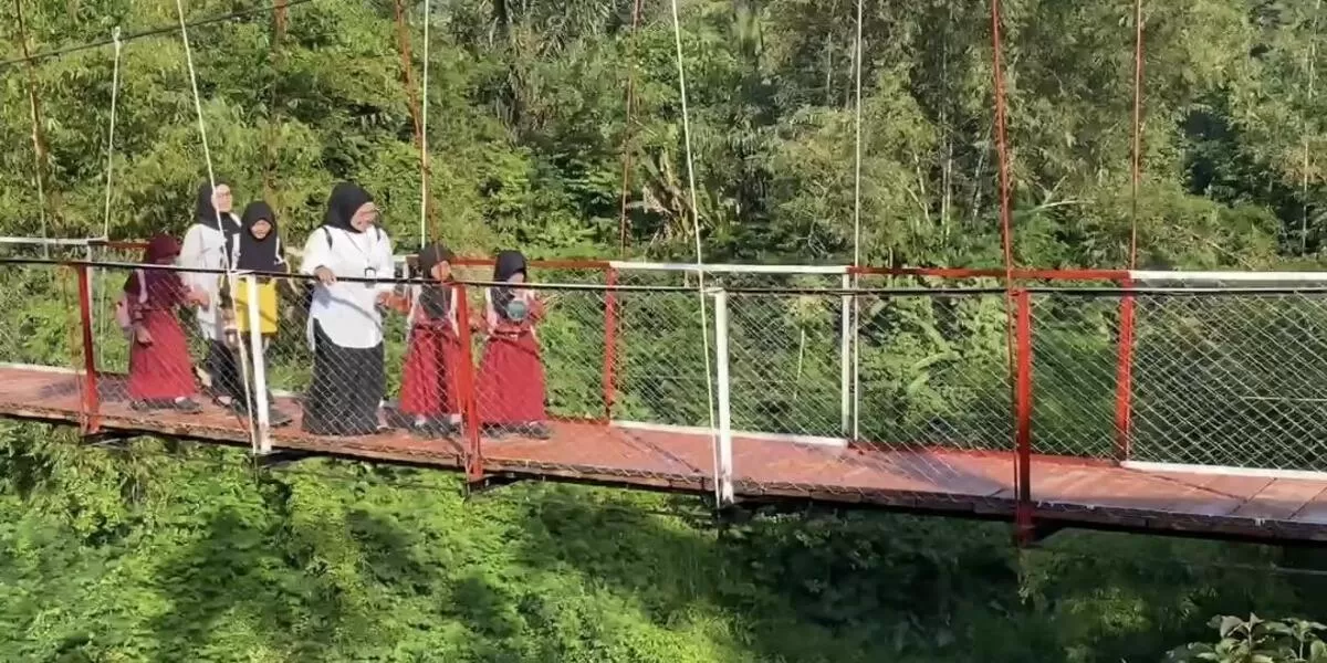 Jembatan gantung Garuda di Kelurahan Rimbo Recap, Kabupaten Rejang Lebong mempercepat akses siswa menuju sekolah, serta mendukung kelacaran berbagai aktivitas masyarakat setempat.(Foto/Ist)