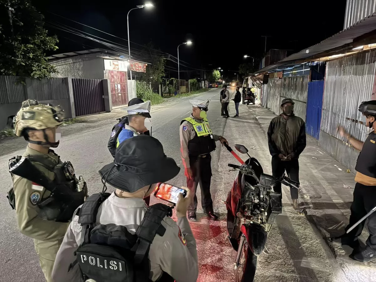 Patroli gabungan gelar razia kendaraan malam di Nabire, Provinsi Papua Tengah, Satgas OPs Damai Cartenz berhasil amankan senjata tajam.(Foto/Ist)