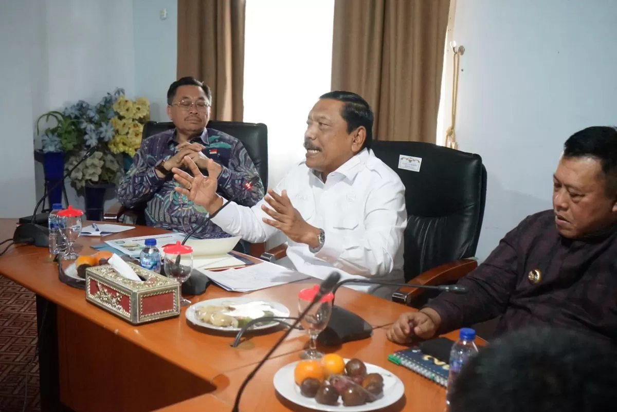 Wagub Bengkulu, Mian memimpin rapat dengan sejumlah pengusaha perkebunan kelapa sawit di Kabupaten Mukomuko menyikapi harga TBS sawit anjlok di wilayah ini. (Foto/Ist)