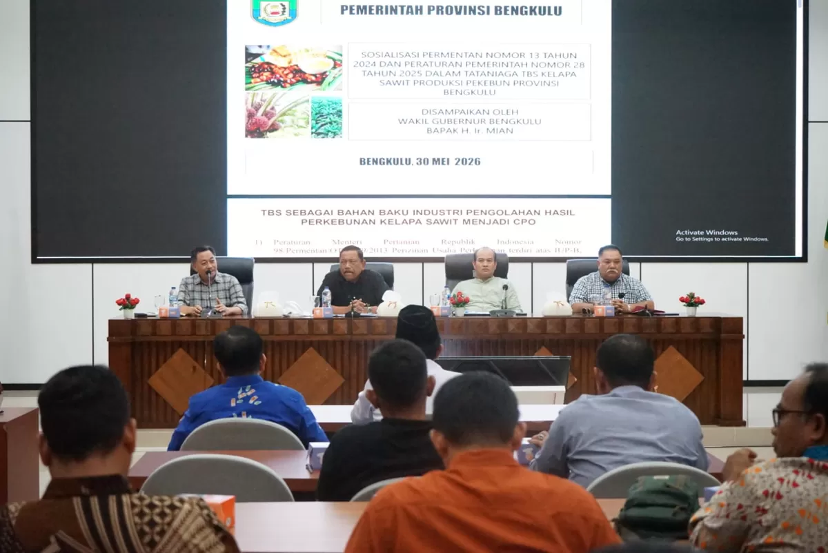 Wagub Bengkulu Mian rapat bersama para bupati dari lima kabupaten dan sejunlah pengusaha pabrik kelapa sawit (PKS) terkait hara pembeliab TBS petani.(Foto/Ist)