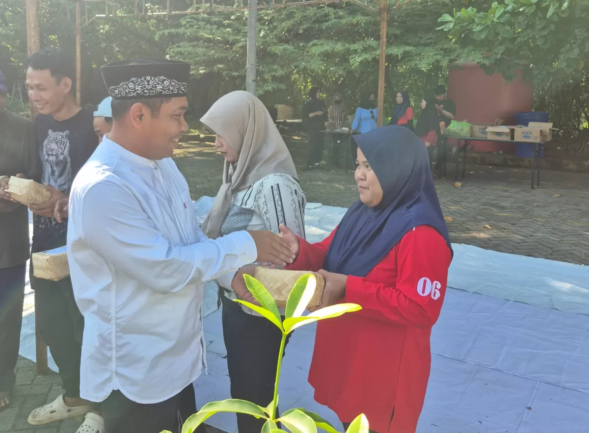 Bandara Ahmad Yani Semarang membagikan 400 paket daging kepada warga sekitar dan kaum dhuafa melalui program TJSL 2026.